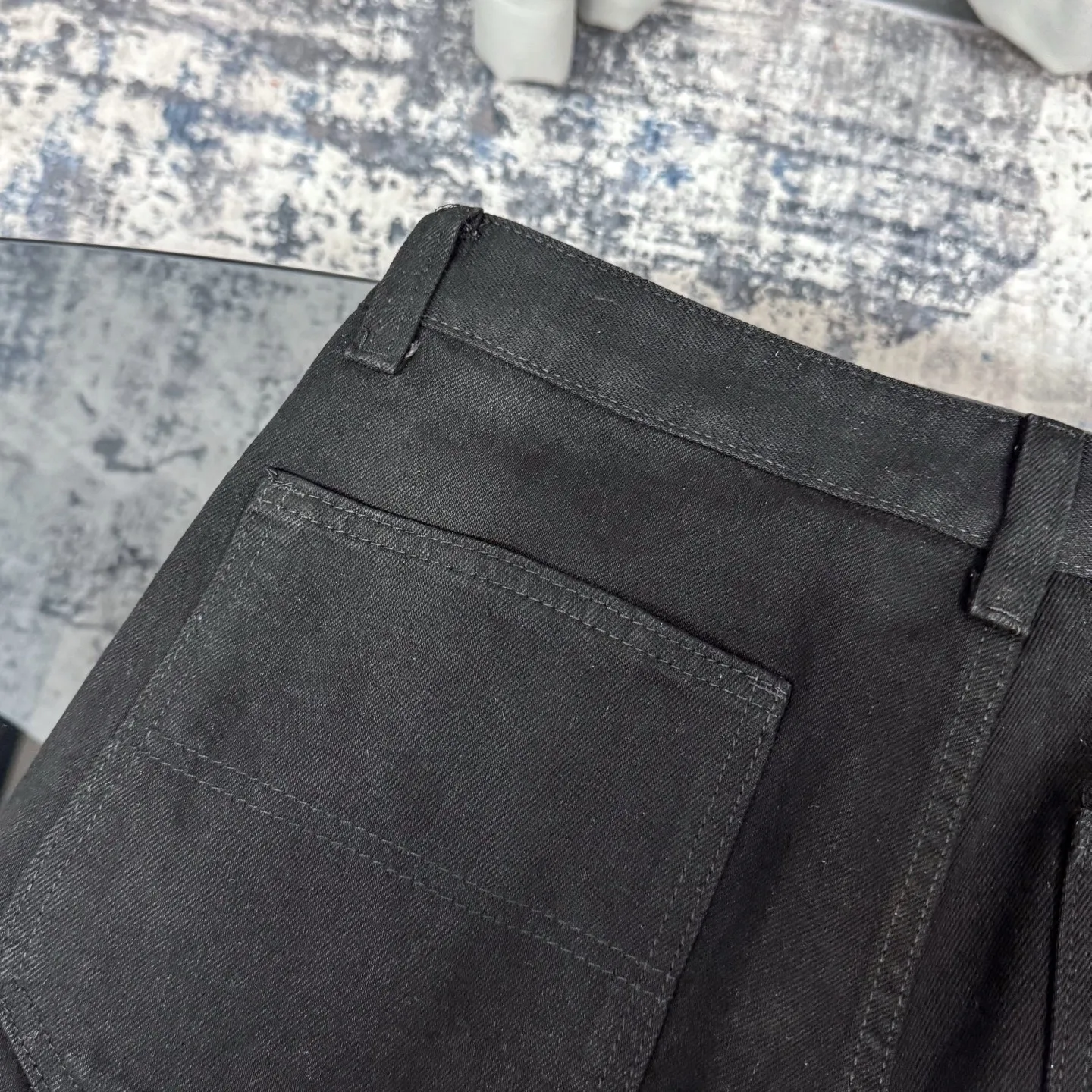 P260 Chrome Hearts Chrome Hearts black multi-element graffiti overalls Chrome Hearts clothing creative director Mattyboy Mattyboy, whose real name is Matt DiGiacomo, is a graffiti artist with a non-school background. He started to serve as the creative director of the Chrome Hearts clothing series in 2018. Since then, Chrome Hearts, which has been injected with young blood, has become popular again. Popular clothing and leather goods, especially the vintage trousers modified product line, must be pre-ordered in stores around the world. Especially patterns like Checker Ball, Checker Eyes and Smiling Lips. The fictional record company logo "SexRecords" often appears in his works, forming his unique style. "I hate humanity, but I love art. Before the end of my life, I just want to do my best to create." ----Matty Boy Mattyboy and vrigil Abloh are also very close. They are both ICONs who bring street culture into luxury accessories. Via.MattyBoy90 (IG) Size: 28/30/32/34/36 Waist: 69/74/79/84/89 Knee circumference: 50/51.5/53/54.5/56 Pants length: 102/104/106/108/110